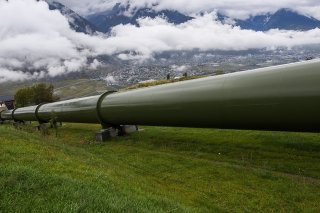 La partie aérienne de la conduite forcée représente un tronçon de 850 mètres environ entre Péroua et le hameau des Condémines, au-dessus de Riddes. KEYSTONE/JEAN-CHRISTOPHE BOTT
